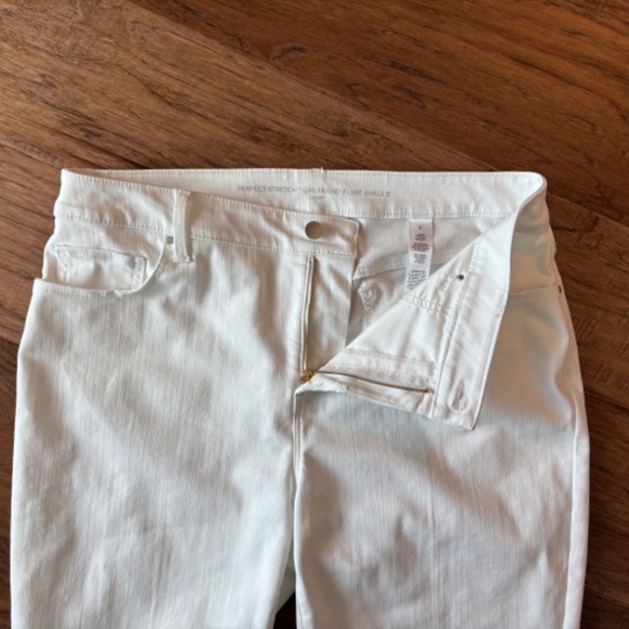 Chico's Size 2 White Perfect Stretch Girlfriend Flare Ankle Jeans Womens Size 12 - Picture 12 of 17